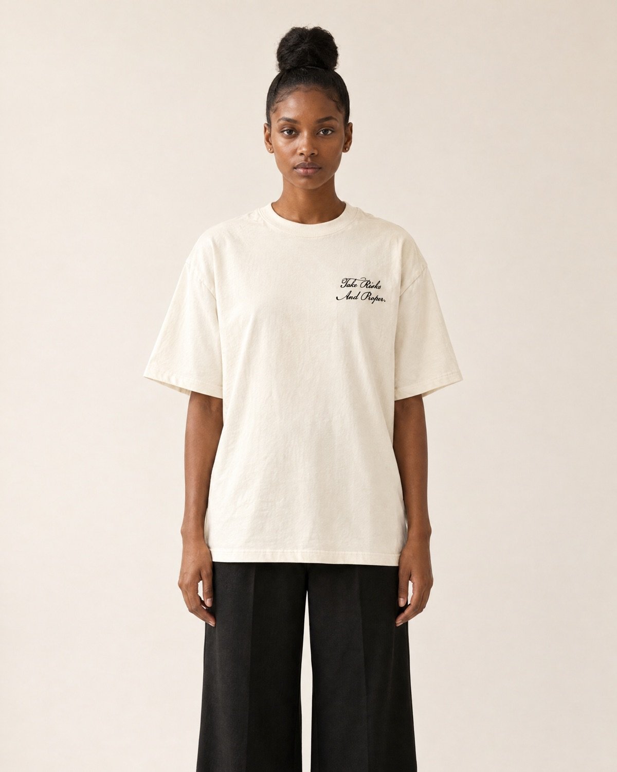 T-shirt TRAP Drop 001 blanc porté de face, signature Take Risks And Proper sur la poitrine